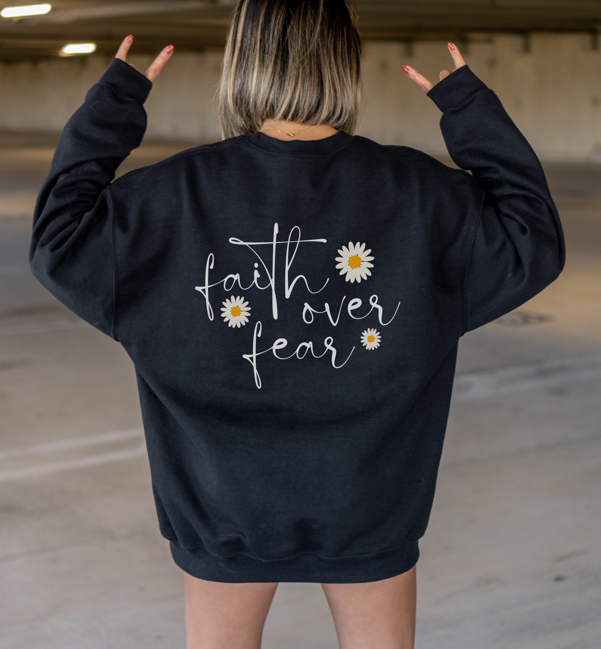 Faith Over Fear Christian Sweatshirt Trendy Crewneck Oversized Sweatshirt Jesus Clothing Spiritual Shirt Prayer Sweatshirt Daisy Sweatshirt