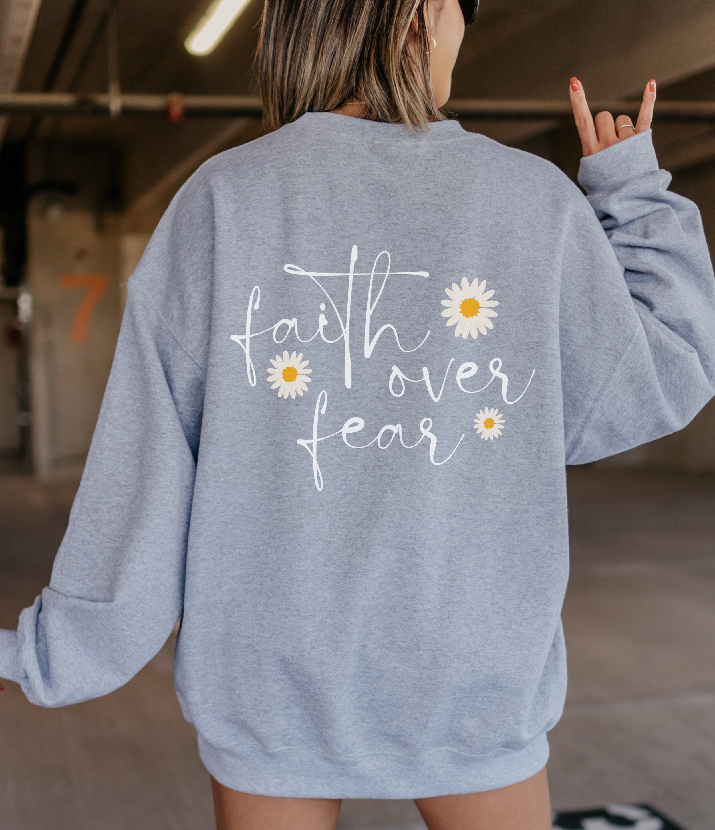 Faith Over Fear Daisy Christian Sweatshirt with Words on Back Trendy Crewneck Religious Sweatshirt Jesus Sweatshirts Aesthetic Clothes