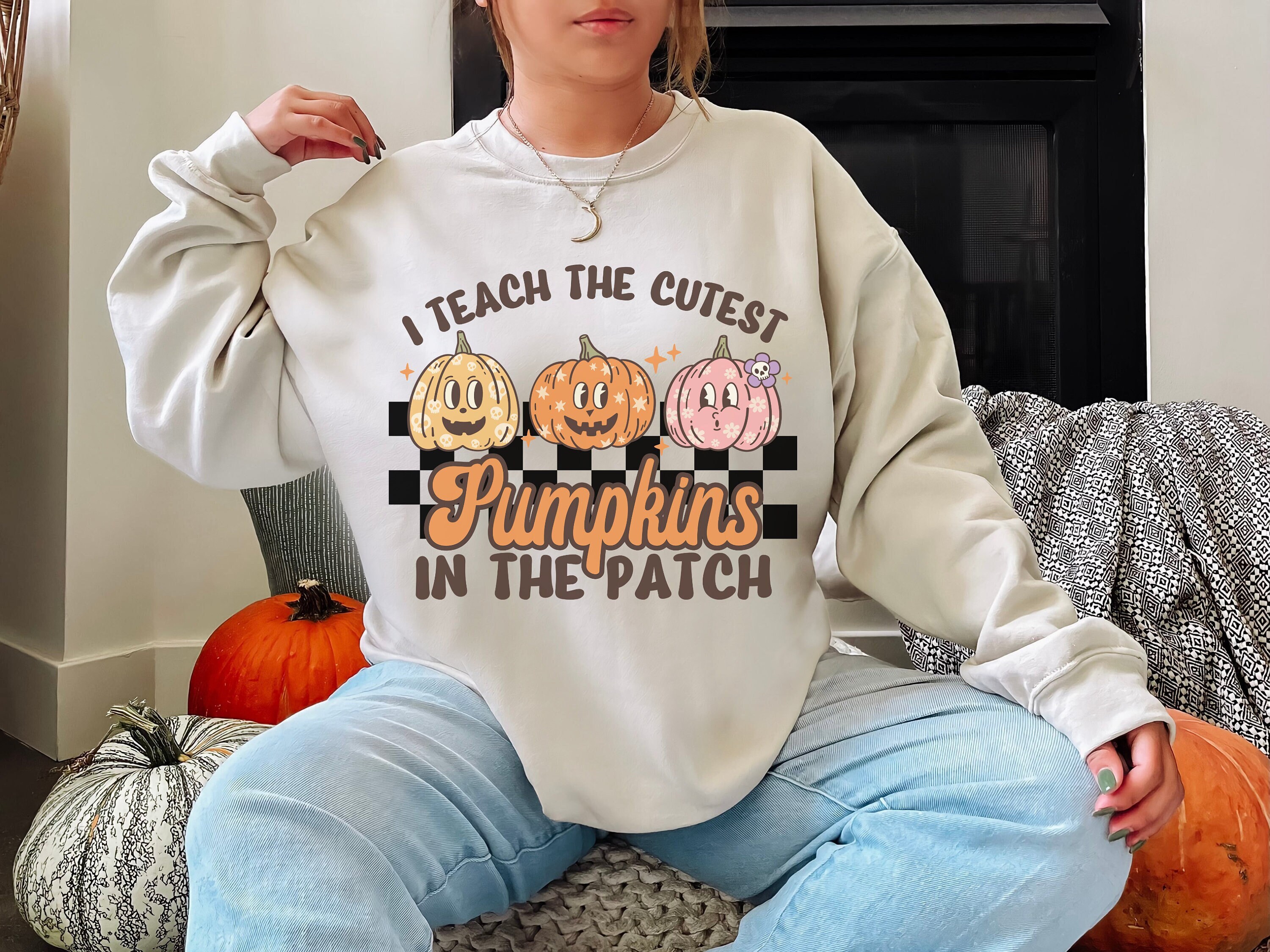 Teacher Halloween Sweatshirt Retro Pumpkin Halloween Shirt Halloween Teacher Crewneck Spooky Season T-Shirt Fall Teacher Gift Teams Shirt