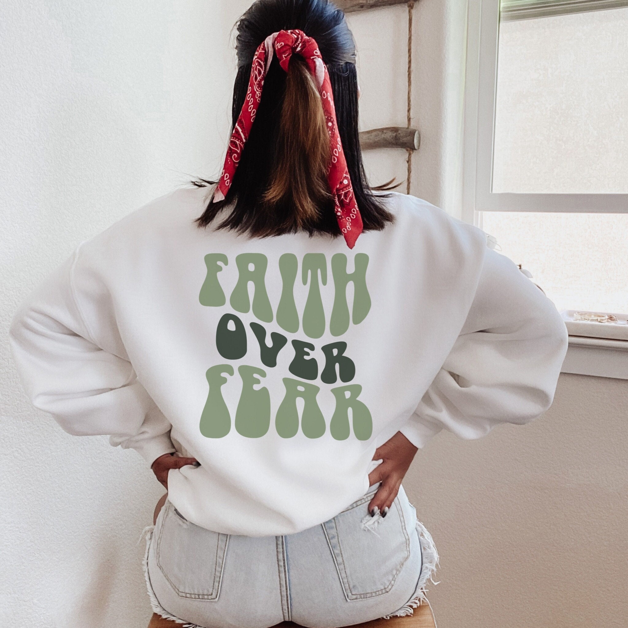 Faith Over Fear Sweatshirt Christian Crewneck Bible Verse Sweatshirt VSCO Girl Tumblr Vintage Sweatshirt Aesthetic Clothes Preppy Sweatshirt