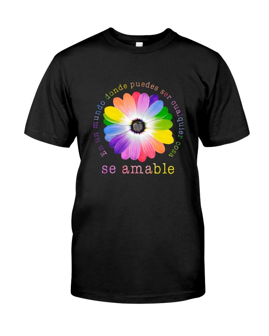 En Un Mundo Donde Puedes Ser Cualquier Cosa Se Amable Daisy Flower Spanish Teachers Shirts